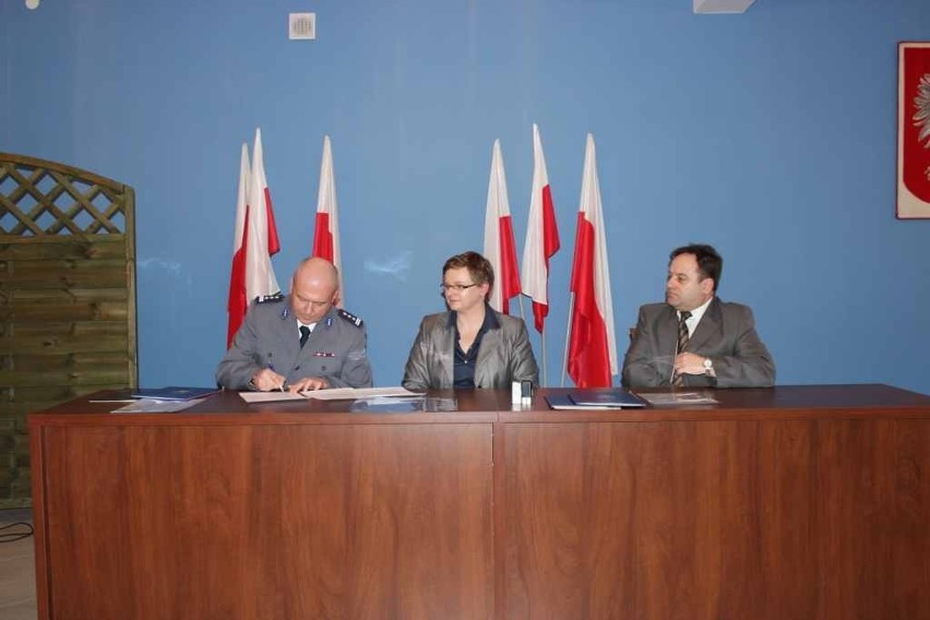 Szef lipnowskiej policji zawarł porozumienie ze szkołą o profilu militarno-sportowym [ZDJĘCIA]