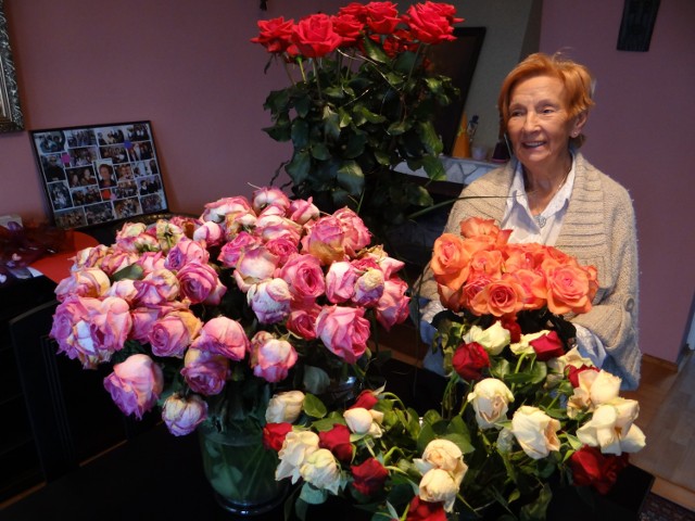 Pani Maria, nawet mimo swoich urodzin, z okazji których otrzymała piękne bukiety róż, wciąż myśli o potrzebujących dzieciach