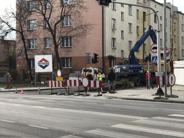 Ekipy rozpoczęły prace od zerwania asfaltu na ulicy Waryńskiego, rozpoczęły się roboty ziemne. Najważniejsze zadanie, to wymiana rur kanalizacyjnych.