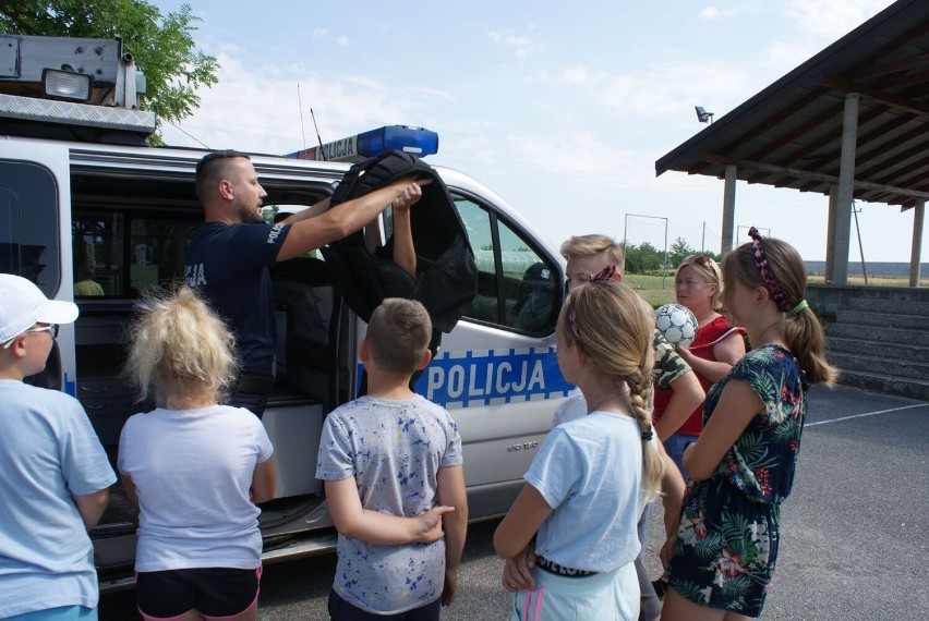 Spotkania wieruszowskich policjantów z młodzieżą w ramach akcji "Bezpieczne wakacje"