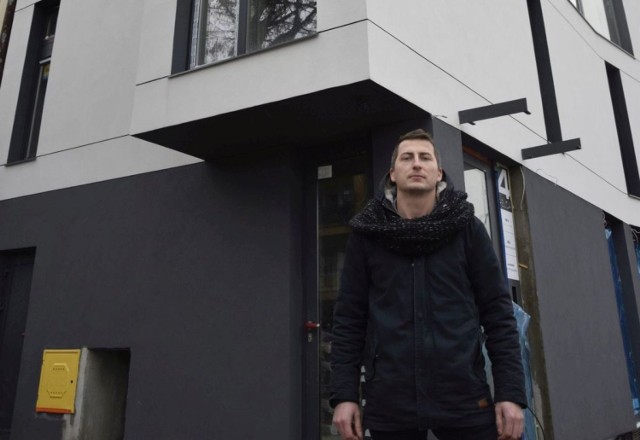 Daniel Porzuczek, asystent projektanta w MFA Biurze Architektonicznym w Kielcach, przed budynkiem na rogu ulic Silnicznej i Pelca, który jest najwęższy w stolicy województwa świętokrzyskiego.