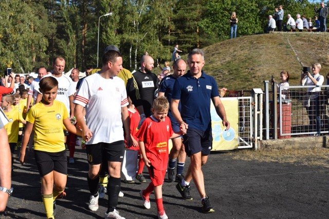 Mecz piłkarski reprezentacji TVP z drużyną Gubina, który odbył się na miejscowym stadionie.