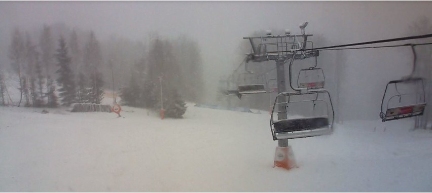 W Beskidach pada śnieg, to dobra wiadomość dla narciarzy. Obecnie warunki ciągle są złe, a część wyciągów jest zamknięta