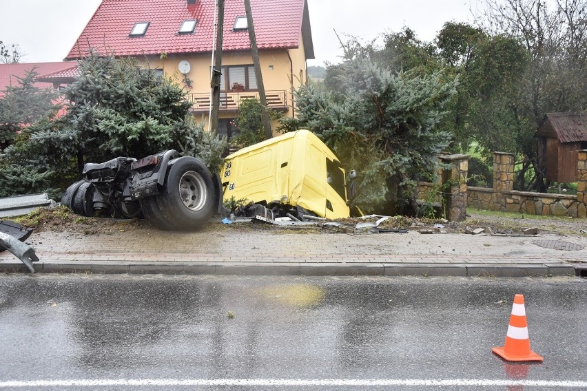 Wypadek w Łużnej - ciągnik siodłowy wjechał do rowu