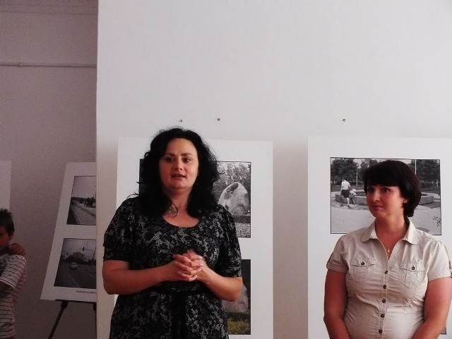 Edyta Bodys (z lewej) podczas wernisażu wystawy "Kraśnik dawniej i dziś" zorganizowanej w ramach Dni Kraśnika 2012.