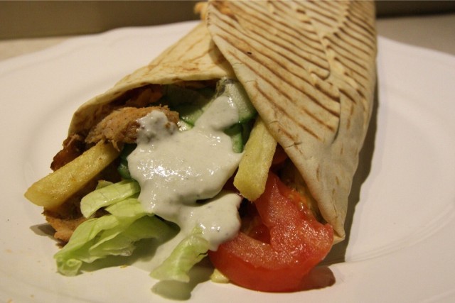 Kebab to danie wywodzące się z kuchni tureckiej. Zyskało popularność na całym świecie. Przejdź do galerii, żeby zobaczyć więcej ciekawostek związanych z kebabem. Przesuwaj zdjęcia gestem lub strzałką.