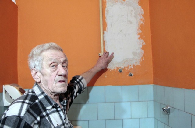 W mieszkaniu 74-letniego Ryszarda odcięto gaz. Zakręcono kurek, zdjęto termę. Administracja twierdzi, że instalacja była nieszczelna. Rodzina seniora twierdzi, że to nieprawda