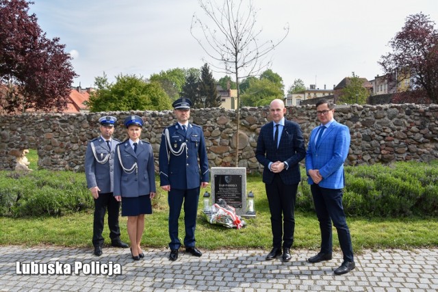 Tablica pamiątkowa policji