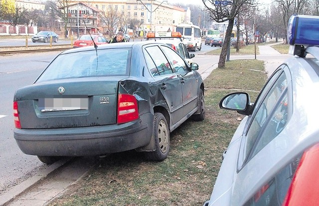 Rozbita skoda po stłuczce z tramwajem linii 46.