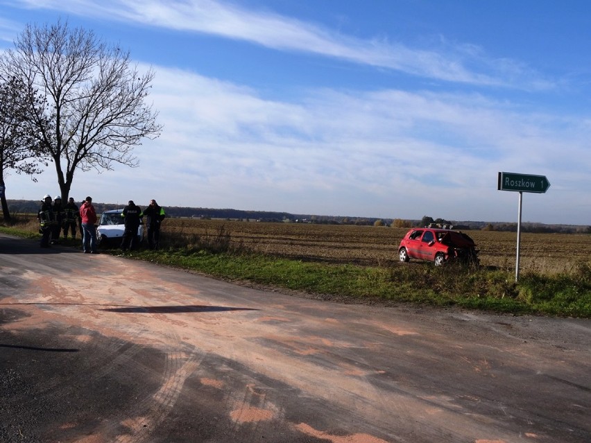 Wypadek w Roszkowie: Dwie osoby trafiły do szpitala w wyniku...