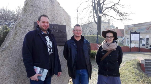 Hubert Sagan (od lewej), Jacek Ogorzałek oraz Katarzyna Walków zachęcają zielonogórzan do wzięcia udziału w biegu Tropem Wilczym, który jest poświęcony pamięci Żołnierzy Wyklętych