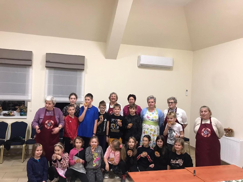 Dzieci ze szkoły w Jaroszowcu pod czujnym okiem członkiń KGW Zalesie Golczowskie wzięły udział w warsztatach kulinarnych. Zobacz zdjęcia