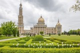 Tak wygląda największy kościół w Polsce! Magiczne miejsce czy katolickie Las Vegas? Zobacz zdjęcia i oceń sam