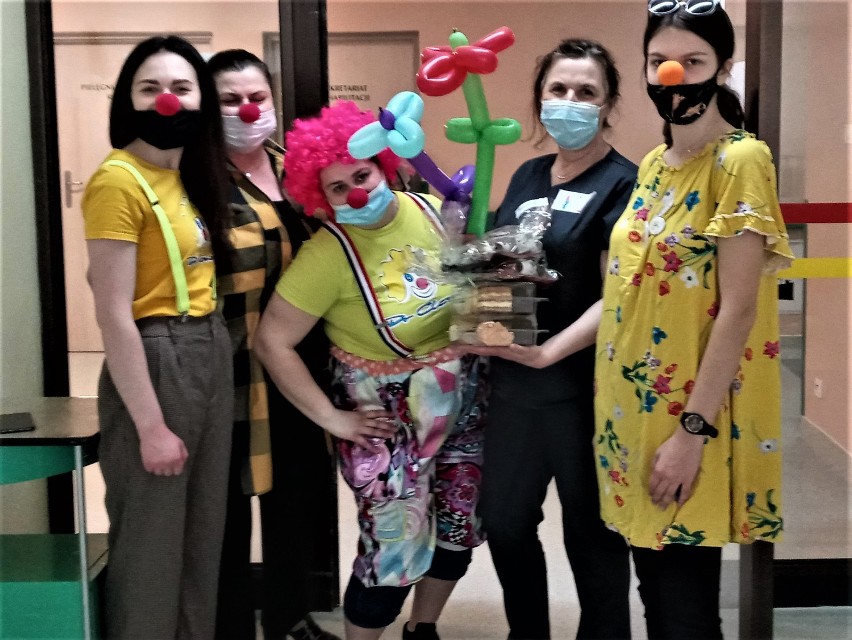 Fundacja Dr Clown podziękowała sieradzkim pielęgniarkom z okazji ich święta (zdjęcia)