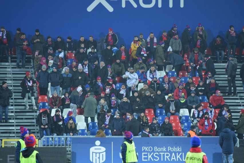 Kibice na meczu Raków Częstochowa-Górnik Zabrze. Na...