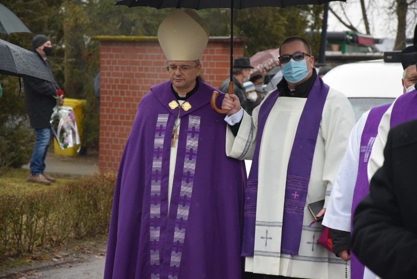 Ceremoniom pogrzebowym przewodniczył bp Tadeusz Lityński.