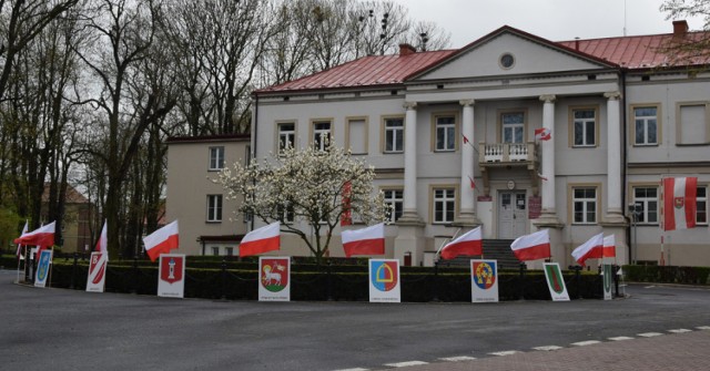 Święto Flagi 2021 w Wieluniu. Miasto w biało-czerwonych barwach