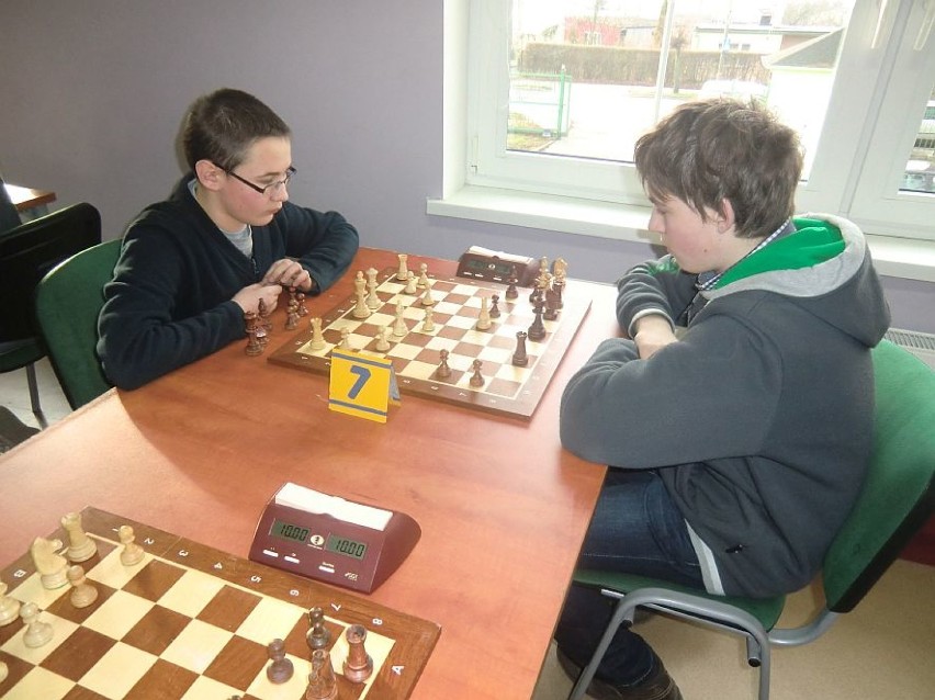 W turnieju wzięło udział siedemnastu młodych szachistów.