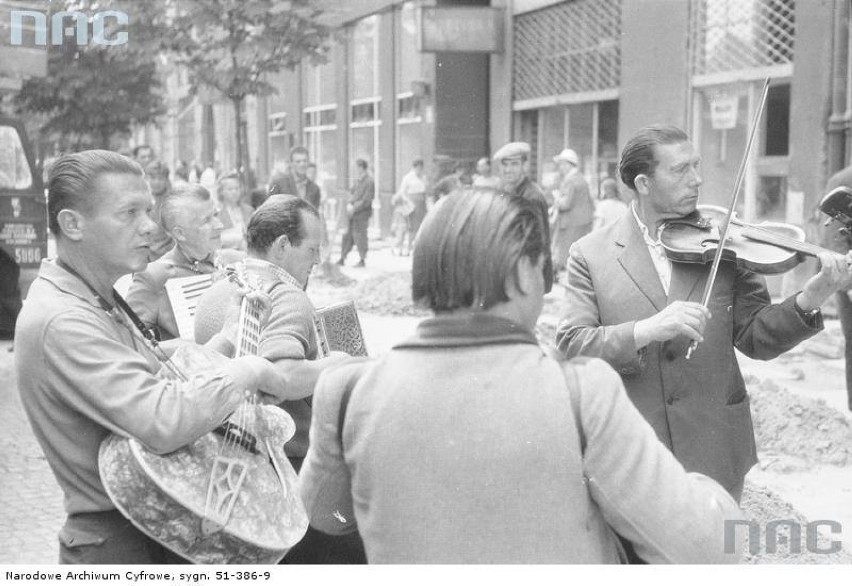 Orkiestra uliczna na ulicy Bagatela w Warszawie, 1960