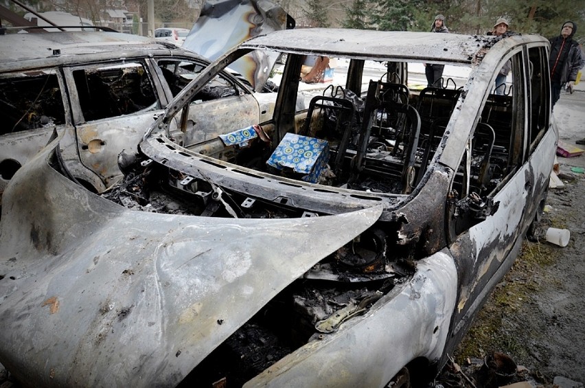 Trzy samochody spłonęły na Oporowie (ZDJĘCIA)