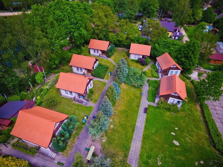 Czyste jeziora, piękne plaże, domki letniskowe, spokój i kojące widoki. Oto Rokitki! Znacie? ZDJĘCIA