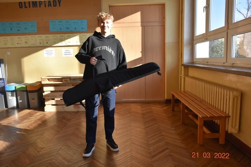 Dzień bez plecaka w szkołach w Tomaszowie Maz. Zobaczcie, jakie pomysły mieli uczniowie II LO! [ZDJĘCIA]