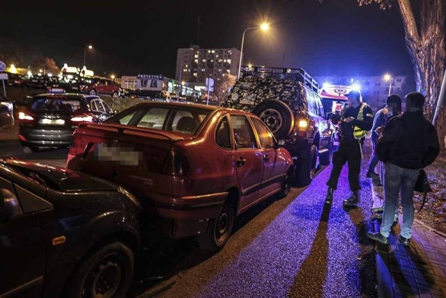 Kolizja miała miejsce w poniedziałek, 26 listopada, przed godziną 18. Doszło do niej na ul. Ptasiej w Zielonej Górze, przy rondzie Anny German. Na miejsce przyjechała policja i pogotowie. Do szpitala trafiła czteroletnia dziewczynka.

Dokładne przyczyny kolizji zbadają policjanci. Ze wstępnych ustaleń wynika jednak, że karambol zaczął się, gdy kobieta prowadząca renault scenic uderzyła w tył poprzedzającego ją forta fiestę. Z kolei ford uderzył w seata, a seat wbił się pod nissana patrola. Wygląda na to, że to właśnie seat został najbardziej uszkodzony. Fordem podróżowała czteroletnia dziewczynka. Uderzenie było na tyle poważne, że wezwano pogotowie. Ratownicy zabrali dziewczynkę na badania. 

Na miejscu kolizji występują utrudnienia w ruchu. 

Zobacz też wideo: Notoryczny złodziej w rękach policji z Sulęcina. Okradał sklepy z elektroniką i stację paliw


