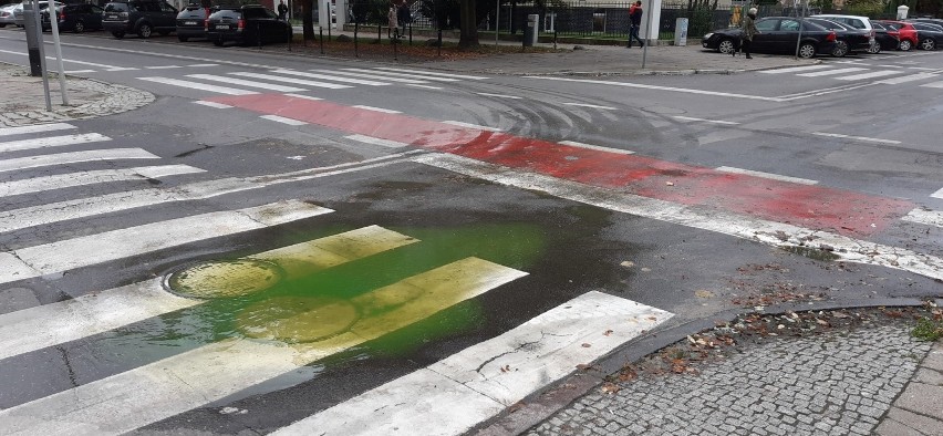 Zielono-żółta kałuża na skrzyżowaniu ul. Monte Cassino z ul. Niedziałkowskiego w Szczecinie. To awaria sieci ciepłowniczej