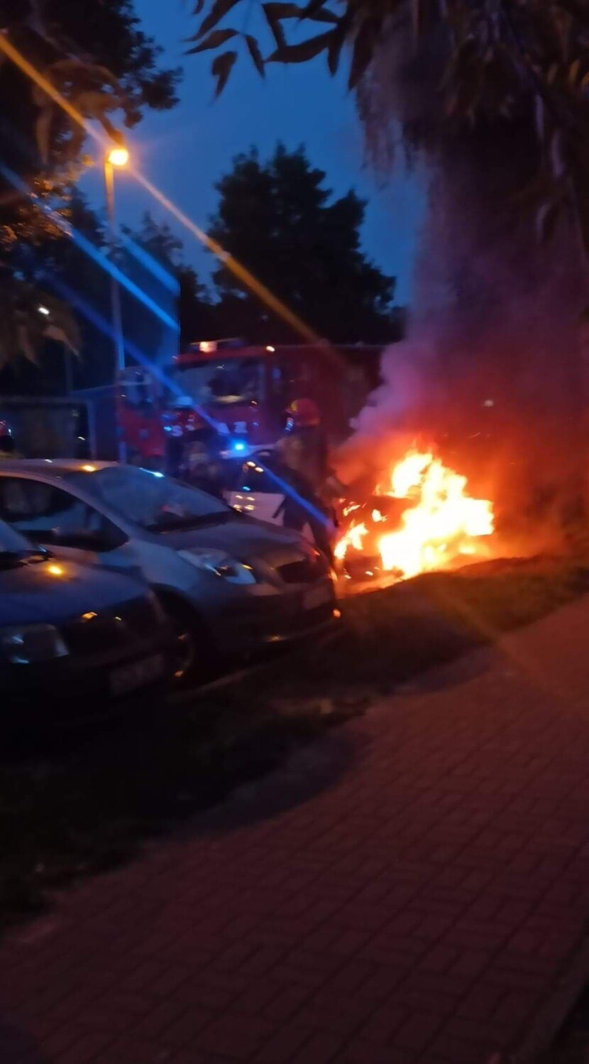 Pożar samochodu w Zawierciu przy ulicy Paderewskiego.