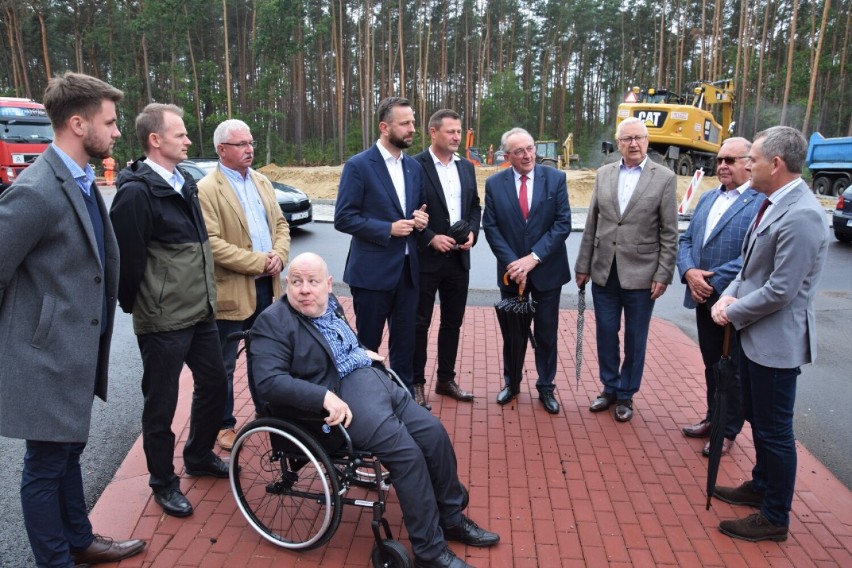 Nowy Tomyśl: Wizytacja budowy nowego ronda w Przyłęku przy DW 305
