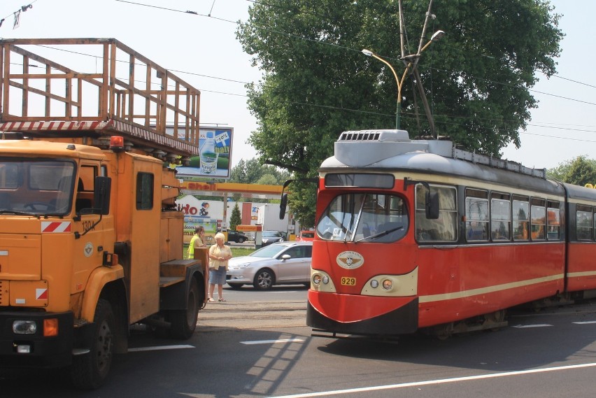 Wykolejony tramwaj na skrzyżowaniu ulic Piłsudskiego i Kresowej