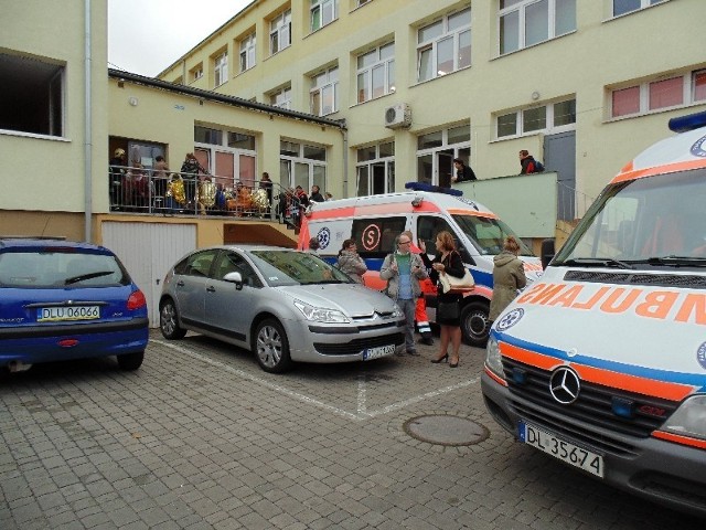 Zatrucie w szkole. Policja, prokuratura i sanepid szukają przyczyny zatrucia 40 uczniów ZSS w Lubinie