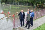 Poseł Siemoniak i radny Sejmiku Dolnośląskiego Szczygieł odwiedzili zalane tereny w gminie Dzierżoniów