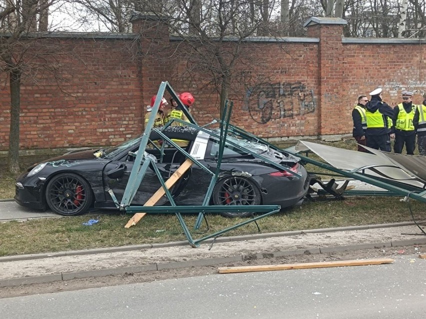 Po uderzeniu jedno z nich - Porsche, wjechało w pobliski...