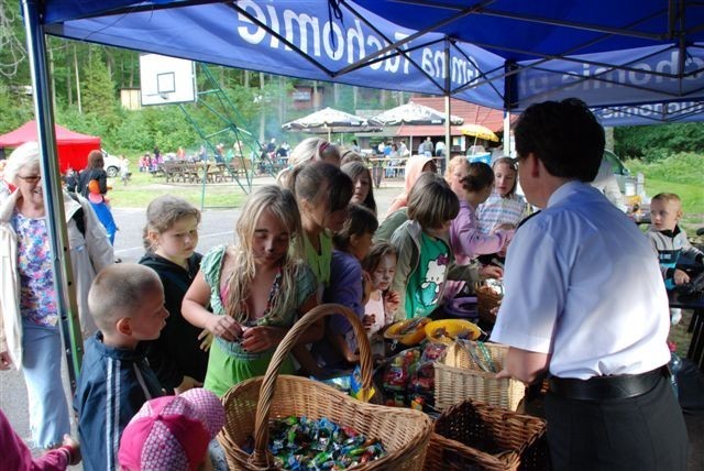 Nad jeziorem Jeleń policja zorganizowała festyn dla dzieci. Były zabawy z nagrodami