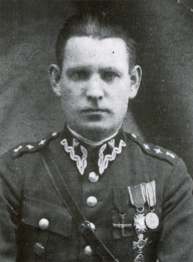 Julian Kapuściński (1895-1972) był Komendantem Powiatowym Straży Granicznej oraz Komendantem Powiatowym Związku Strzeleckiego