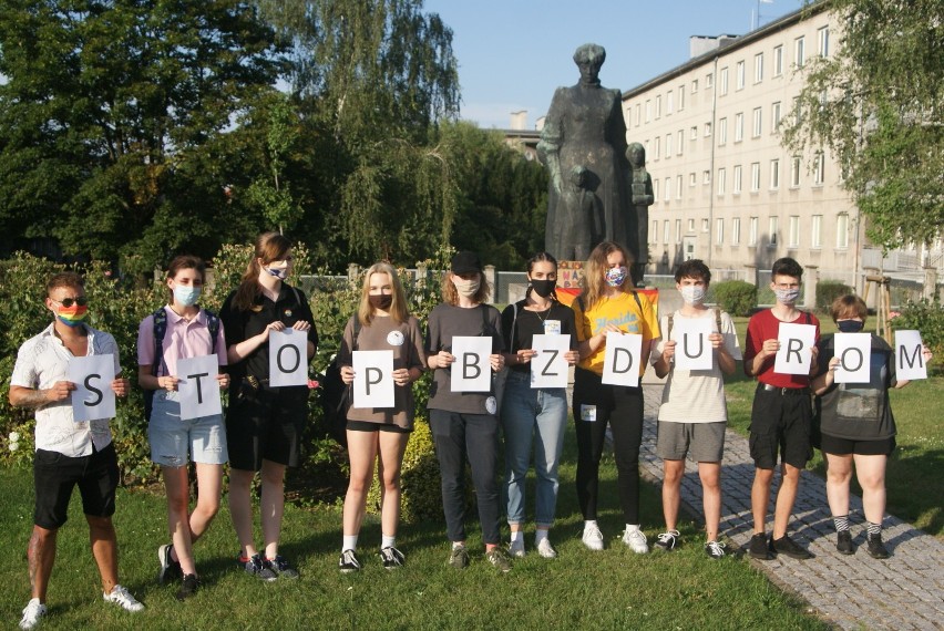 Kalisz: Akcja solidarnościowa Murem za "Stop Bzdurom"