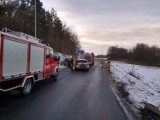Gmina Pleszew. Czołowe zderzenie dwóch samochodów w okolicy Łaszewa. Jedna osoba trafiła do szpitala