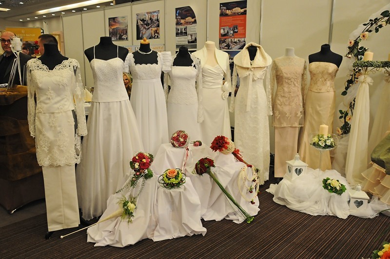 Targi były poświęcone głównie ślubnej modzie: sukniom i...