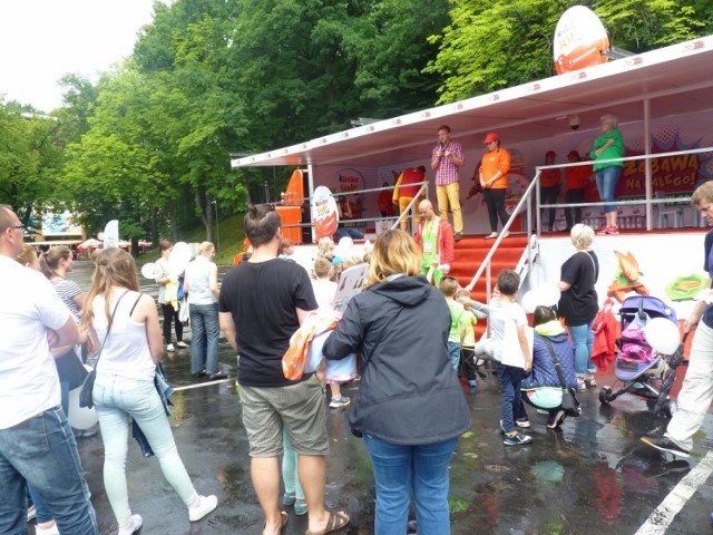 W niedzielę do Koszalina zawitała ciężarówka Kinder Joy. Na placu przy amfiteatrze atrakcji dla najmłodszych oraz tych nieco starszych dzieci, nie brakowało. W wielu zabawach brały udział całe rodziny.