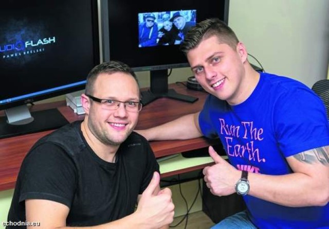 Paweł Brelski ze Studia Flash (z lewej) i Paweł Łygoński wokalista i autor tekstu przeróbki utworu Donatana i Cleo zadowoleni z sukcesu już planują kolejne produkcje.