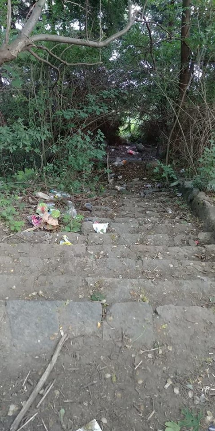 Górka Żydowska w Miastku tonie w śmieciach. Właściciel terenu nie zamierza sprzątać? (foto+wideo)