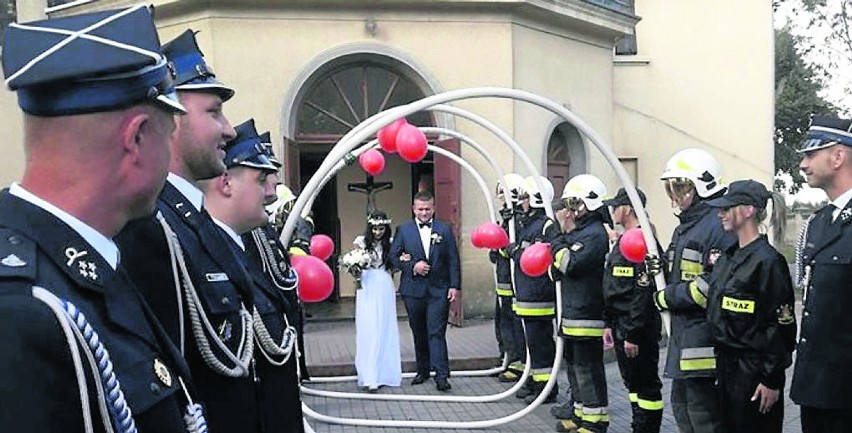 Piękny ślub  ze strażackim akcentem. Wiceprezes OSP w Damasławku Patryk Frasz wziął ślub. Jego wybranką jest śliczna Monika