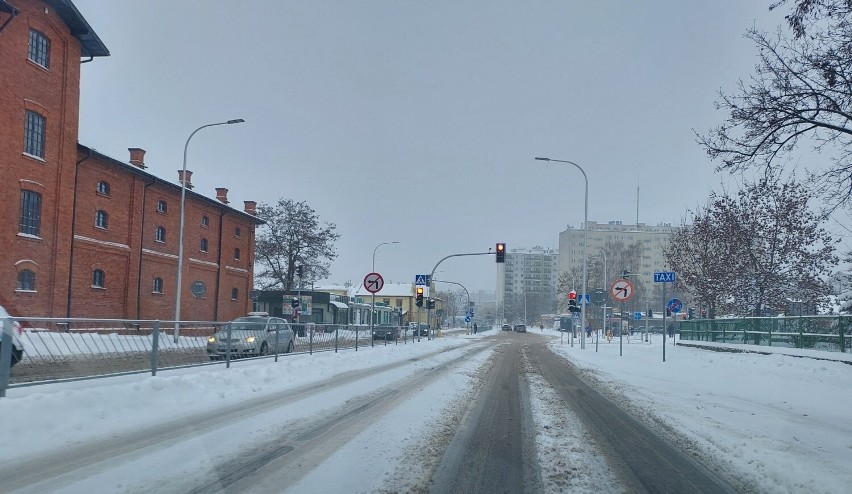 Na ulicach Ostrowca warunki do jazdy utrudnione. Na ulicach...