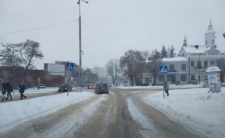 Atak zimy w Ostrowcu. Trudne warunki na ulicach w mieście. Jest ślisko. Zobacz zdjęcia