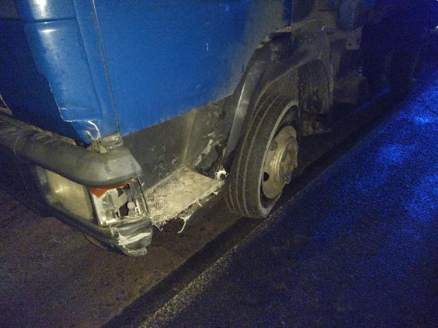 Kierowca fiata zasnął za kierownicą i zderzył się z ciężarówką
