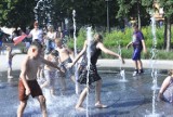 KOŚCIAN. Fontanna na pl. Wolności dla wielu - zwłaszcza dzieci - to miejsce wodnych szaleństw w upalne dni [ZDJĘCIA] 