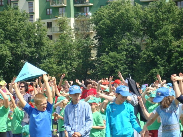 Młodzież z Gimnazjum nr 1 w Lublińcu świętuje potrójny triumf, a przy tym pomaga ptrzebującym