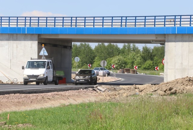 Można już jeździć nowym odcinkiem ulicy Energetyków pod nowo wybudowanym wiaduktem kolejowym. Nie ma już starego przejazdu przez tory. Wzdłuż nowej jezdni stoją podstawy lamp oświetleniowych. 

Zobacz zdjęcia na kolejnych slajdach. 
Używaj gestów i strzałek.