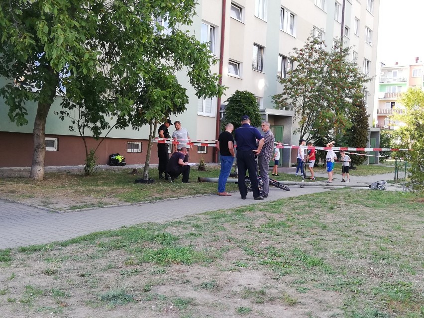 Latarnia przewróciła się na dwóch chłopców przy ul. Granicznej w Tomaszowie Maz. [ZDJĘCIA]